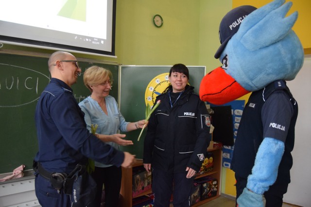 Nauczycielki z "jedynki" z kwiatkami od policji