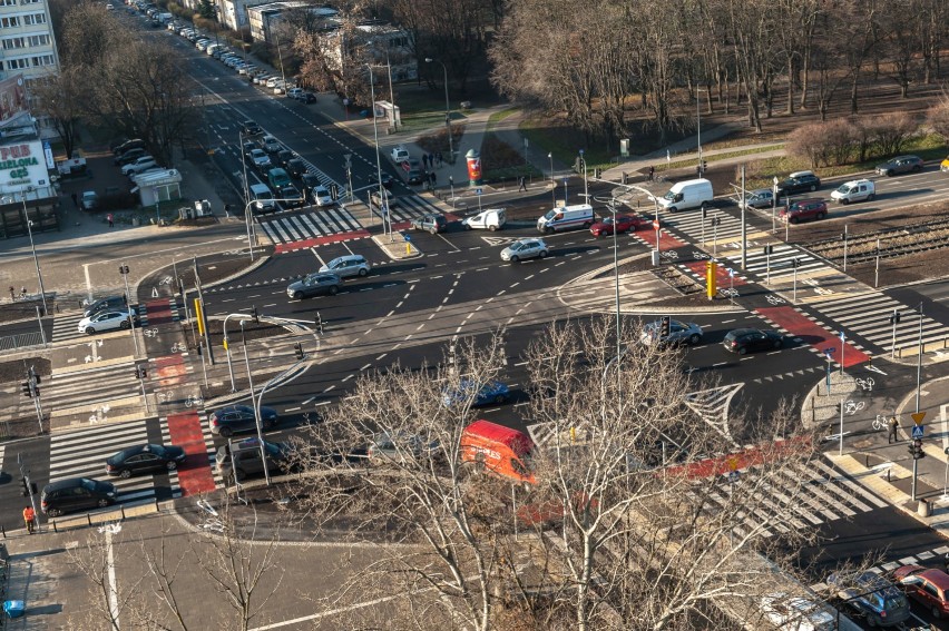 Po pasach na tramwaj. Wyznaczono naziemne przejście do przystanków nad stacją metra Pole Mokotowskie. To nie jedyne zmiany