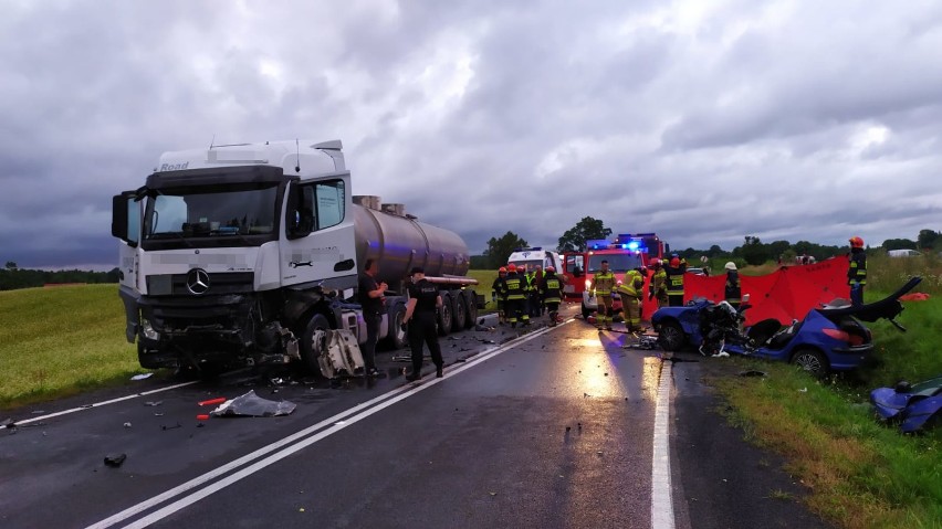 Wypadek na krajowej 20 tuż przy Wołczy Małej w gminie Miastko. Droga jest całkowicie zablokowana (zdjęcia)