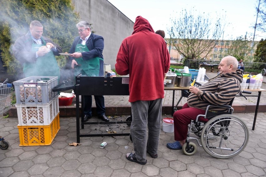 Wspólne grillowanie z osobami bezdomnymi zorganizował w...