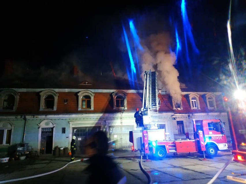 Pożar budynku wielorodzinnego w Kochcicach. Ogromne zadymienie
