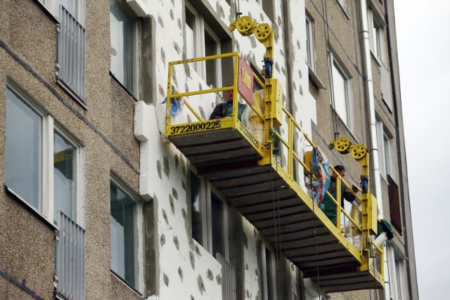 Docieplanie budynków po zbadaniu ich kamerą termowizyjną pozwala ograniczyć straty ciepła nawet o kilkadziesiąt procent.