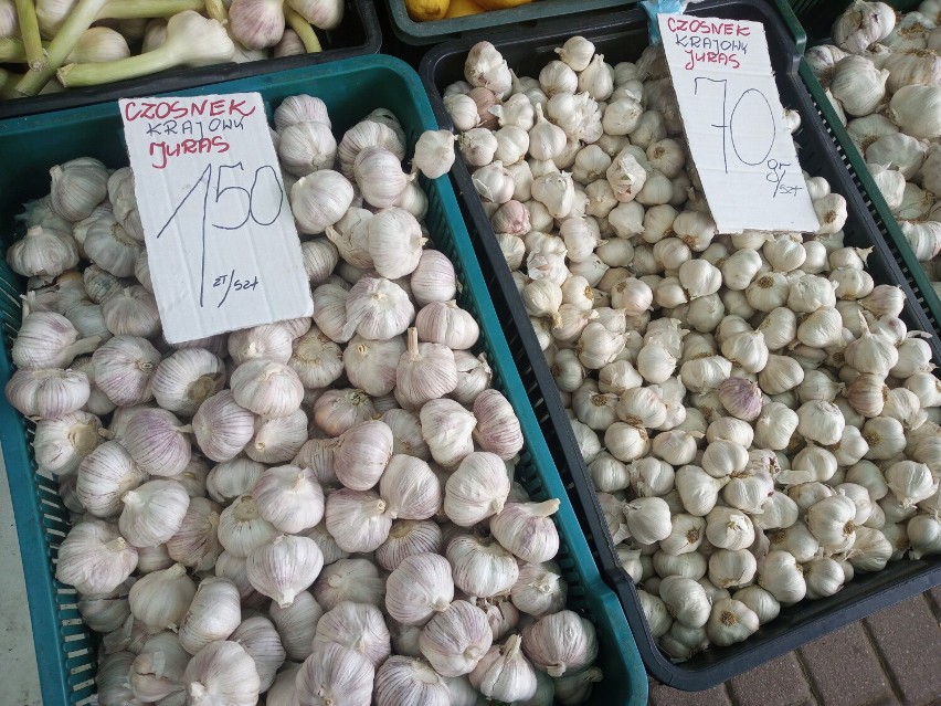 Ceny warzyw i owoców na targu przed świętami. Cebula droższa od jabłek. Będzie jeszcze drożej? 