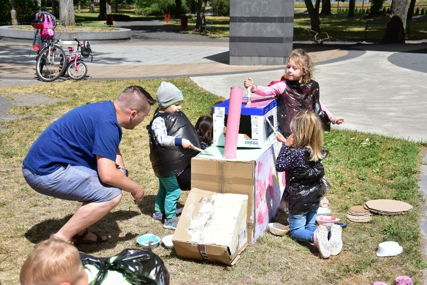 Recyklingowe budowle w ramach Letniego Ogrodu Sztuki ŻDK w Żninie [zdjęcia]