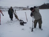 Głogów: Wędkarze łowią pod lodem
