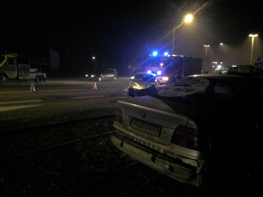 Częstochowa: Kolizja w okolicach ronda Mickiewicza. Zderzyły się dwa samochody [ZDJĘCIA]