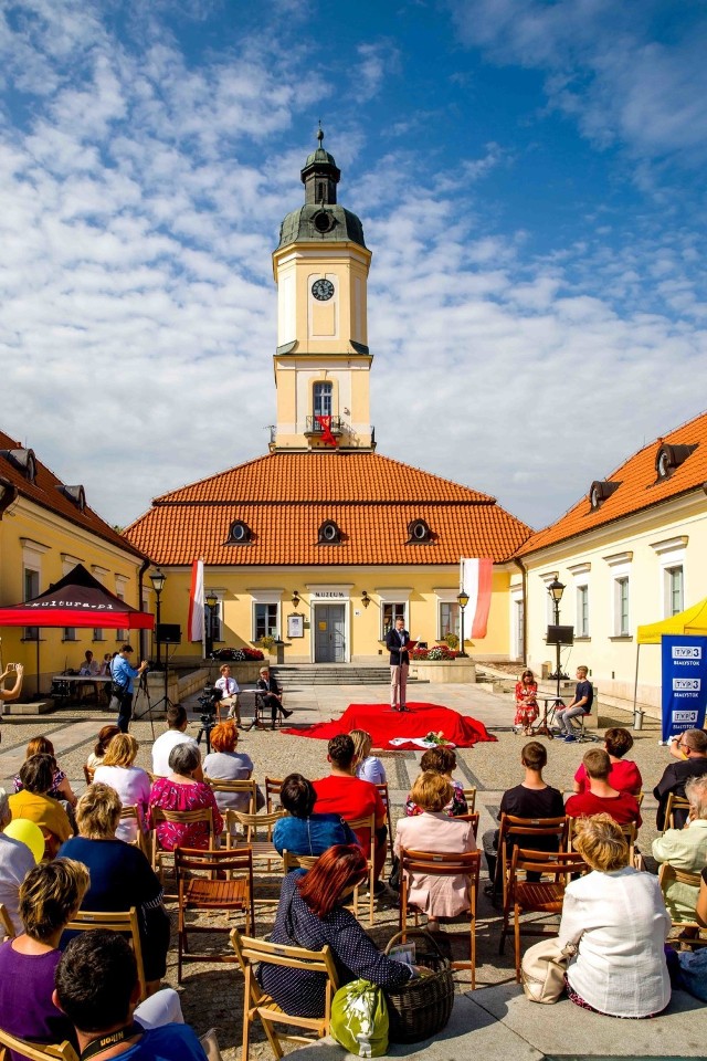 Białystok. Narodowe czytanie „Przedwiośnia” Żeromskiego na Rynku Kościuszki