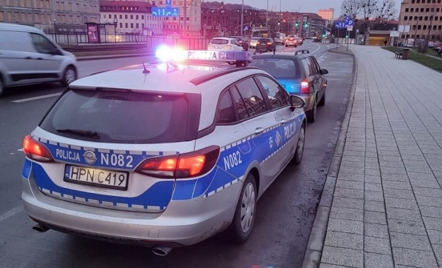 Policjanci w Gdańsku udaremnili dalszą jazdę kierowców. Jeden był poszukiwany do spraw kradzieży paliwa, kolejny był pod wpływem 2 promili