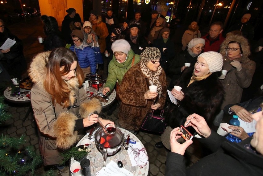 Świąteczna, artystyczna zabawa i wspólne kolędowanie przed Kieleckim Centrum Kultury