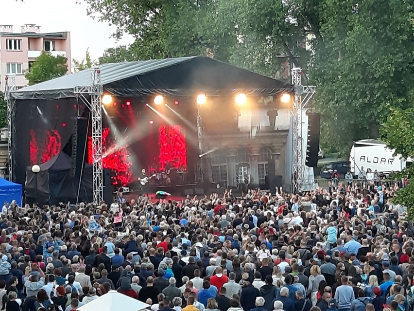 Zespół Kombii na finał Kuźnic Koneckich dał czadu. Koncert przyciągnął tłumy, zabawa była znakomita (ZDJĘCIA)