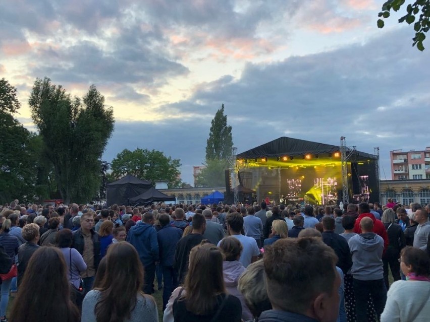 Zespół Kombii na finał Kuźnic Koneckich dał czadu. Koncert przyciągnął tłumy, zabawa była znakomita (ZDJĘCIA)