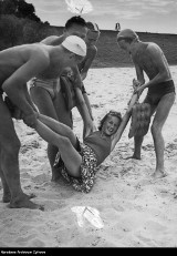 Lato nad Wisłą, Sołą, Skawą i Przemszą. Zobacz archiwalne fotografie, jak kiedyś plażowano nad rzekami w Małopolsce. Galeria