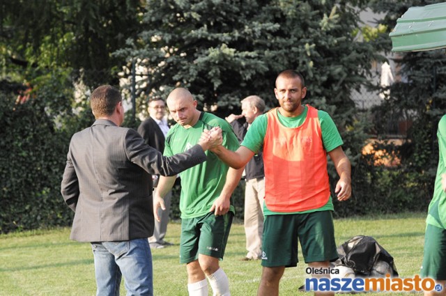 Krzysztof Bezak (w środku) zdobył bramkę z rzutu karnego