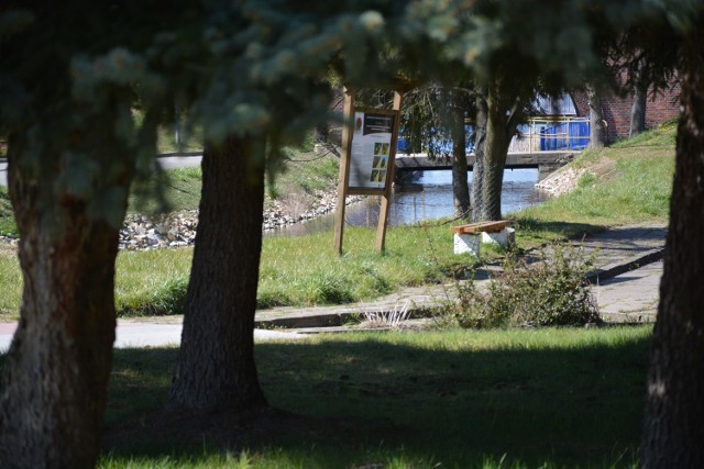 Promenada wokół jeziora, molo, plaża, Plac Przyjaźni i główne ulice Sępólna Krajeńskiego w pierwszy dzień świąt wielkanocnych świeciły pustkami. Mimo wiosennej aury mieszkańcy pozostali w domach. Z jednej strony to dobrze, że wzięli sobie do serca apel #zostanwdomu, z drugiej, widok pustych miejsc zazwyczaj tętniących życiem o tej porze roku, może się wydawać nieco przygnębiający...