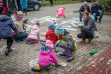 Ochroniarz zmusił dziewczynkę do zmazania malunków na chodniku. „Rysunek upokarza wspólnotę”