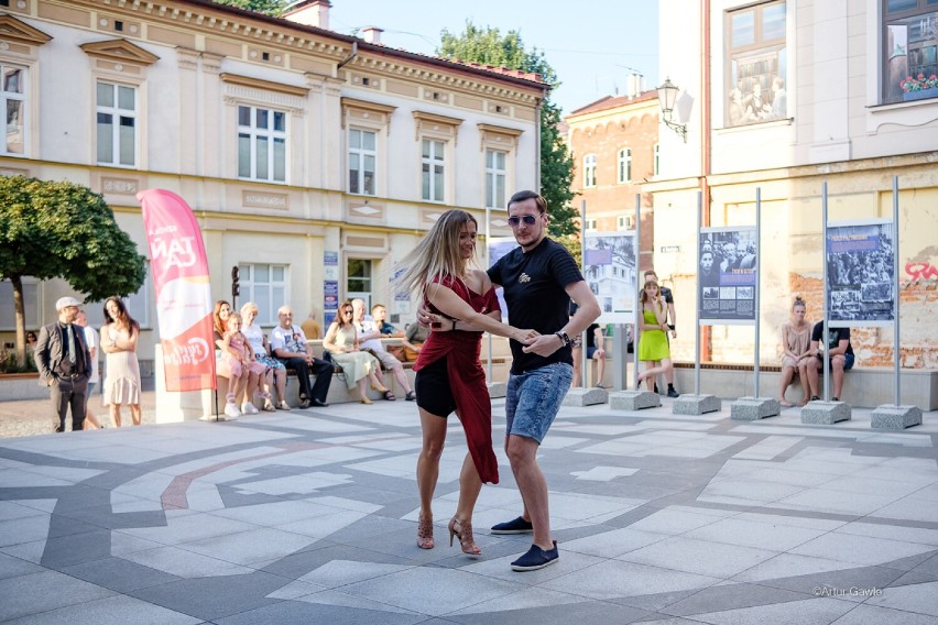 Happening teatralny na ulicy Wałowej w Tarnowie. Ekipa z...