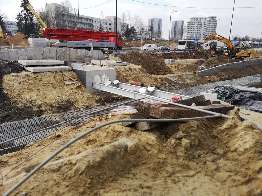 Postępują prace na budowie linii tramwajowej z Krowodrzy...