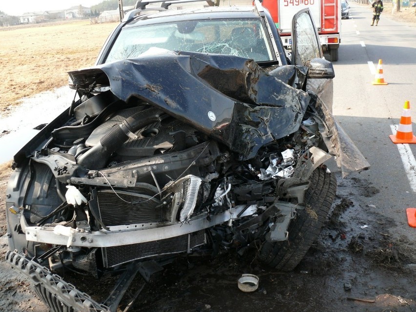 Czteroosobowa rodzina z Opoczna ucierpiała w wypadku w gminie Ujazd. Mercedes uderzył w drzewo