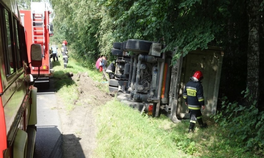 Lubań: Ciężarówka wypadła z drogi