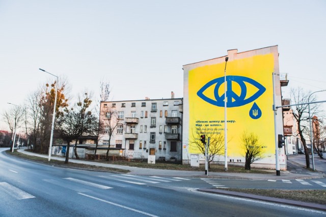 Niebiesko - żółty mural na znak solidarności z Ukrainą