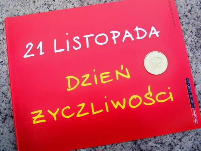 Wrocławski Dzień Życzliwości obchodzony jest już po raz drugi. Wszyscy, którzy przyszli na Rynek otrzymali różne gadżety: chorągiewki, okolicznościowe monety, pocztówki... / Fot. Marta Szloser