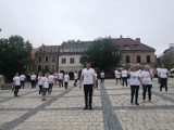 Niesamowity challenge na rynku w Sandomierzu! 30 urzędników ćwiczyło i pomagało Wojtusiowi Howisowi [WIDEO, ZDJĘCIA]