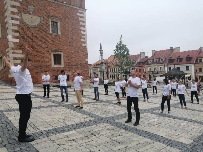 Niesamowity challenge na rynku w Sandomierzu! 30 urzędników ćwiczyło i pomagało Wojtusiowi Howisowi [WIDEO, ZDJĘCIA]
