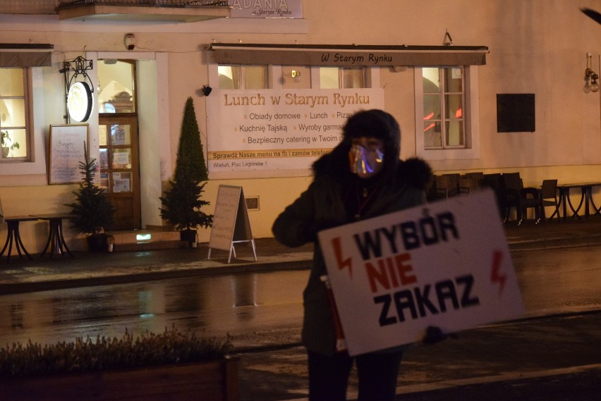 Strajk kobiet w Wieluniu. Mieszkańcy znów wyszli na ulice po...