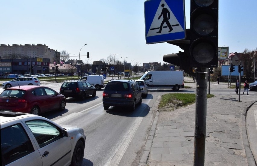 Horror na skrzyżowaniu w centrum Kielc. Skandal z sygnalizacją świetlną (WIDEO, zdjęcia)                                        