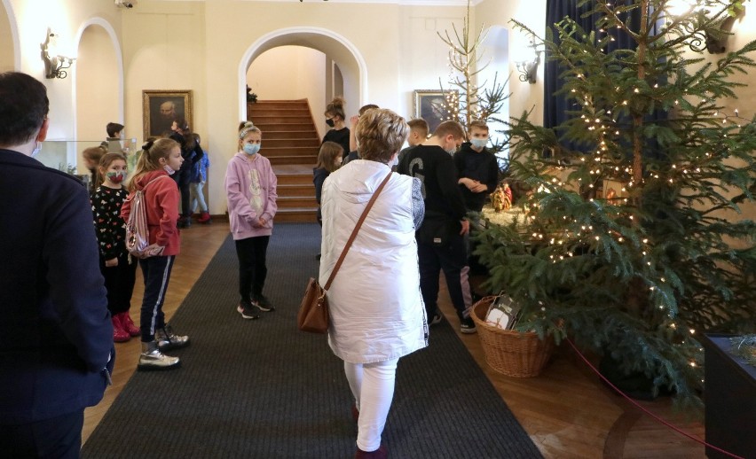 Grudziądzcy półkoloniści w muzeum obejrzeli wystawę...