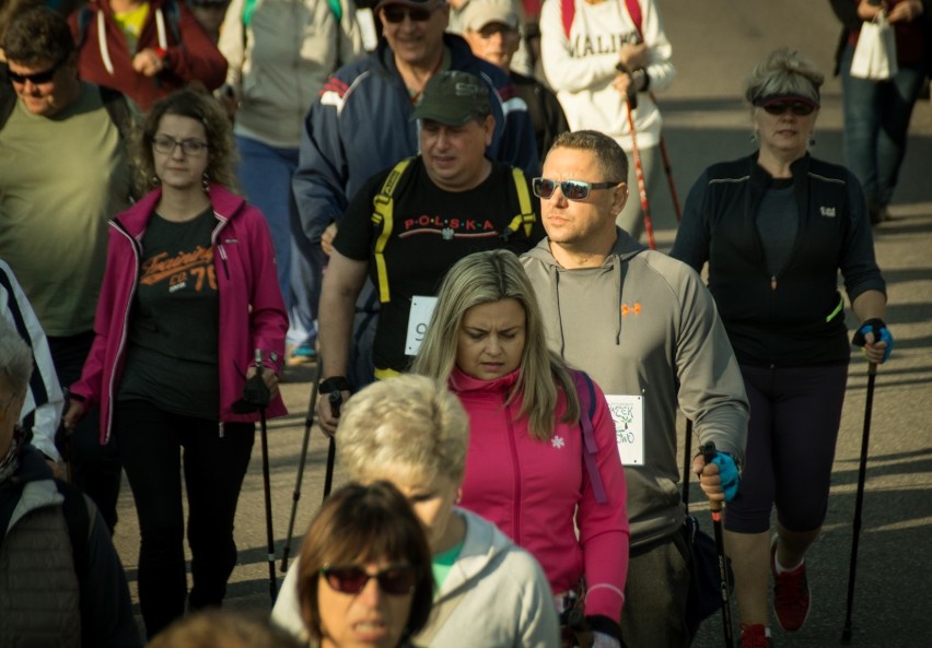 Kulturalnie, zdrowo i sportowo, czyli marsz nordic walking i wspólna zabawa w szkole w Nowym Dworze [ZDJĘCIA]