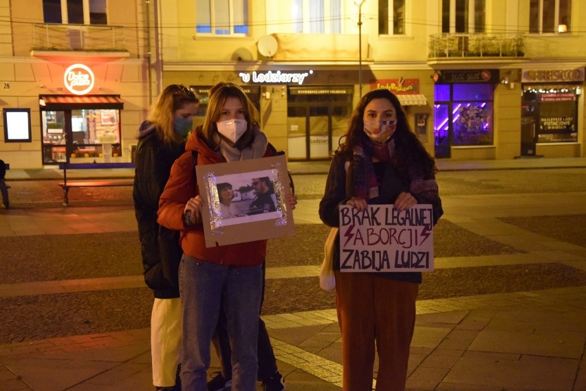 Kolejny protest kobiet w Białymstoku pod hasłem "to jest wojna". Okrzyki na Rynku Kościuszki (ZDJĘCIA) 9.11.2020