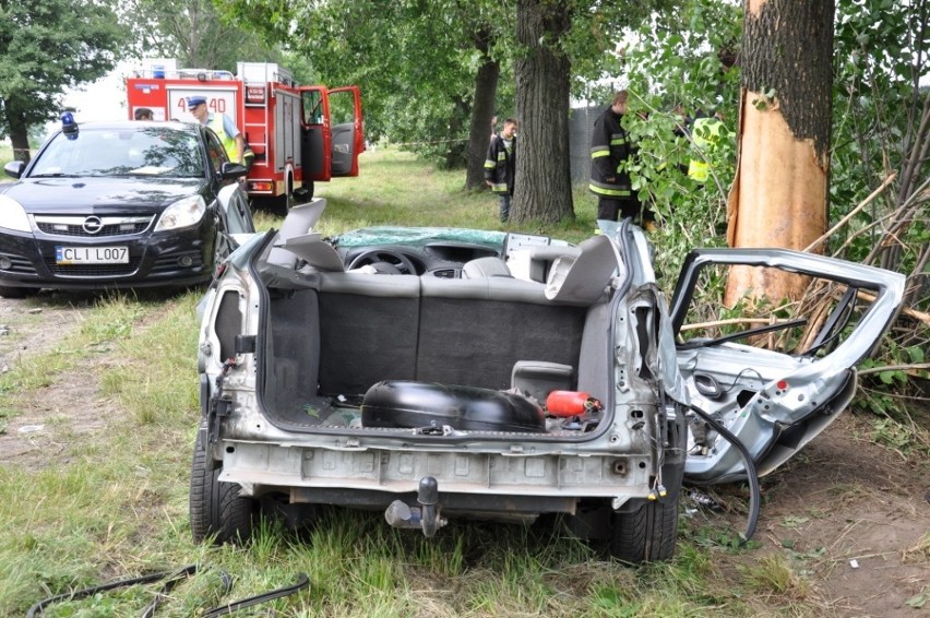 Tragiczny wypadek w Łochocinie. Śmierć pasażera, trzy osoby w szpitalu [ZDJĘCIA]