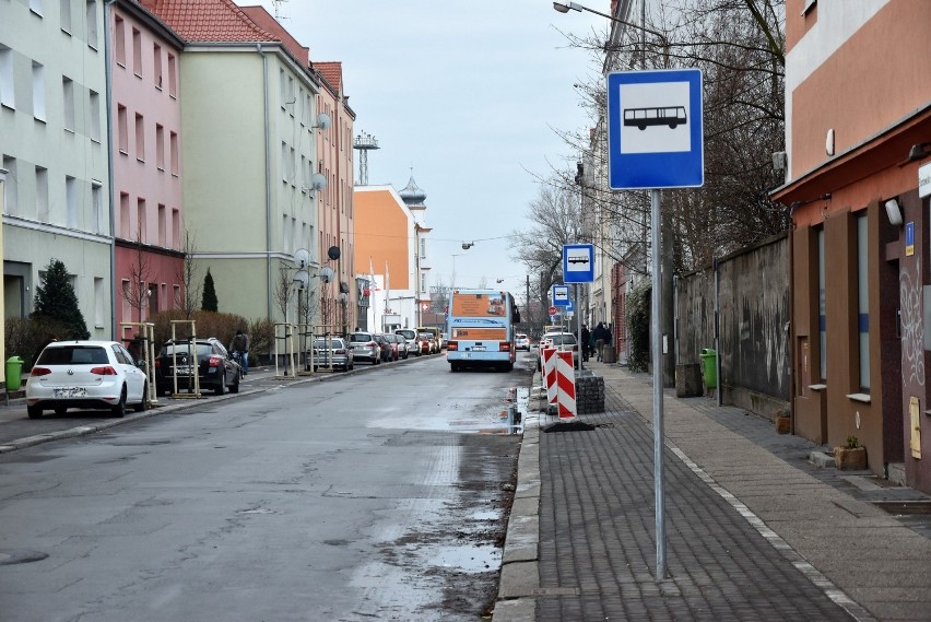 Drzewa nasadzone wzdłuż prawej strony ul. Dubois usunięto i...