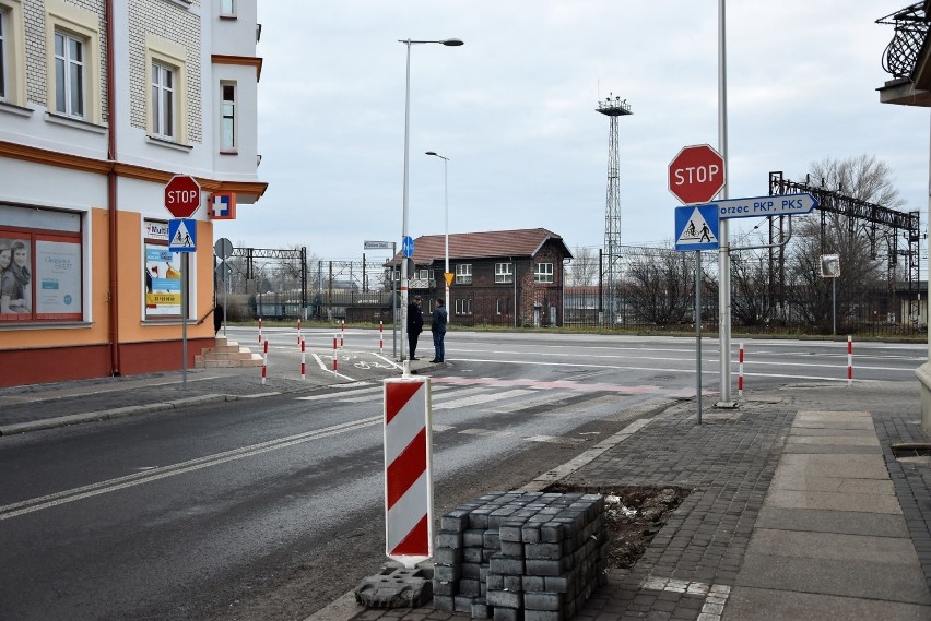 Drzewa nasadzone wzdłuż prawej strony ul. Dubois usunięto i...