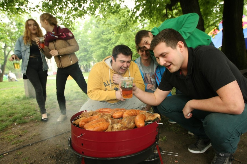 Wrocław: studenci bawili się przy grillu na Wittigowie...