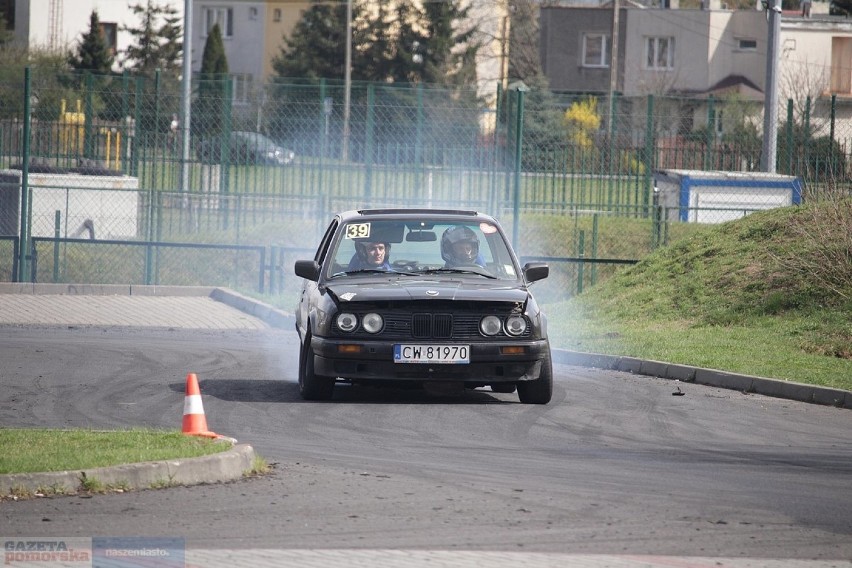 Trenowali na asfalcie drift, czyli kontrolowany poślizg
Znów...