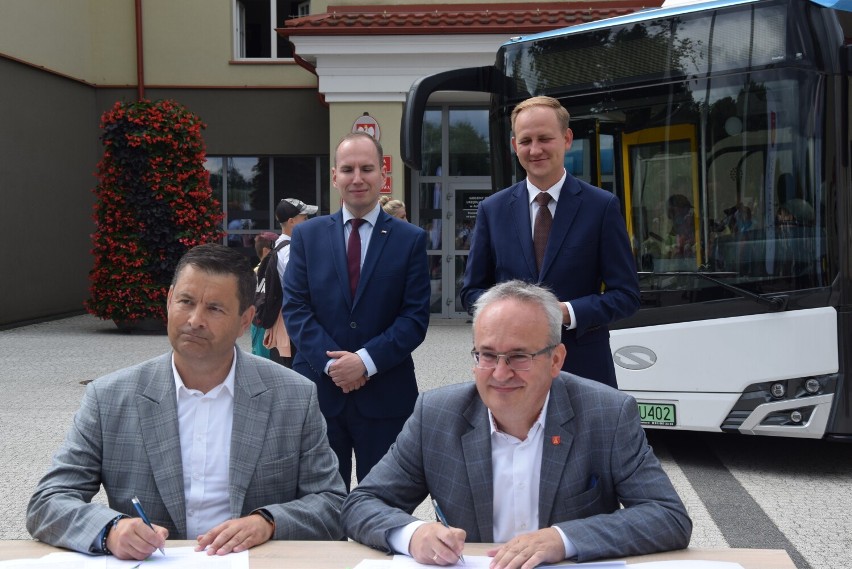 Burmistrz Augustowa podpisał umowę na zakup czterech...