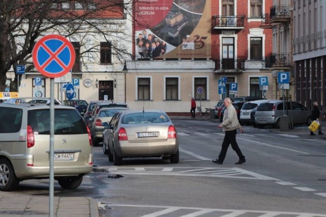 Wśród uwag, które mieszkańcy Włocławka zgłaszali, były i takie, że miasto potrzebuje więcej parkingów podziemnych, bo pojazdów będzie przybywać, a piesi mają się gdzie poruszać. 
.