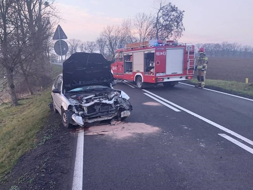 Do czołowego zderzenia obu aut doszło na drodze krajowej nr...