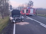 Czołowe zderzenie dwóch aut na trasie Kwidzyn – Gardeja. 19-letni kierowca hondy nie zachował ostrożności przy wyprzedzaniu