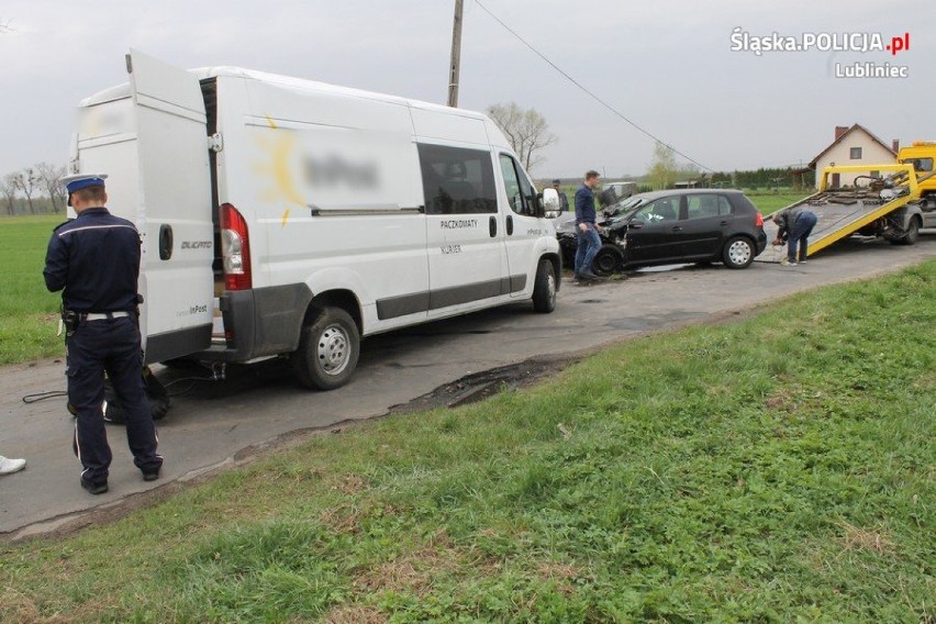 Molna: czołowe zderzenie na ul. Łąkowej. Według policji kierowca ducato zjechał na przeciwny pas ruchu  [ZDJĘCIA]