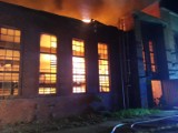 Pożar hali magazynowej w hucie w Ozimku. Zawalił się dach