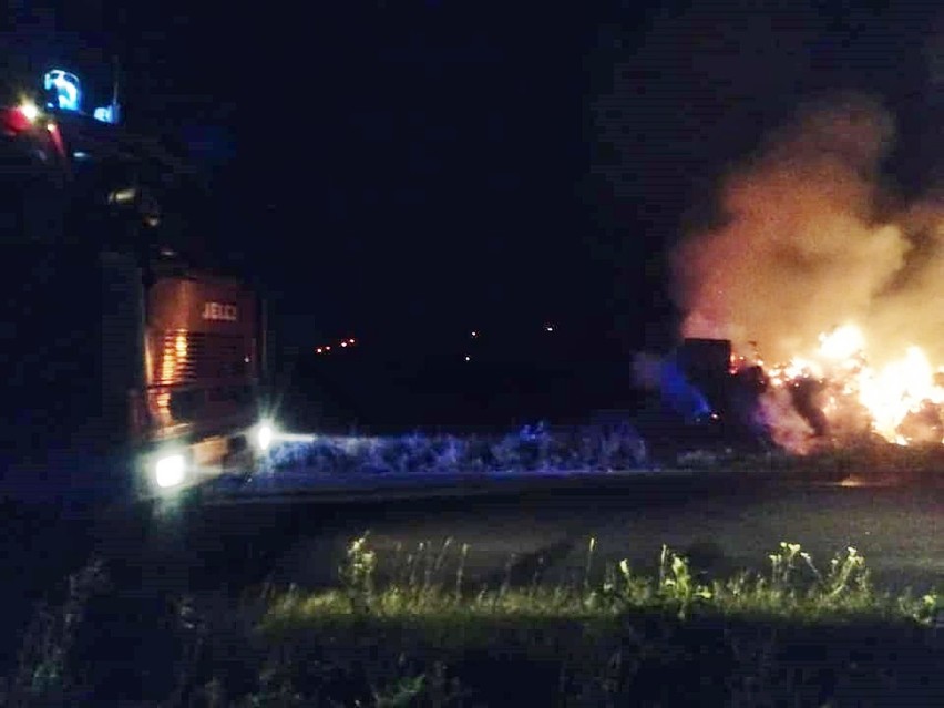Pożar stogu w Trumiejkach (10 sierpnia) gasiły zastępy OSP...