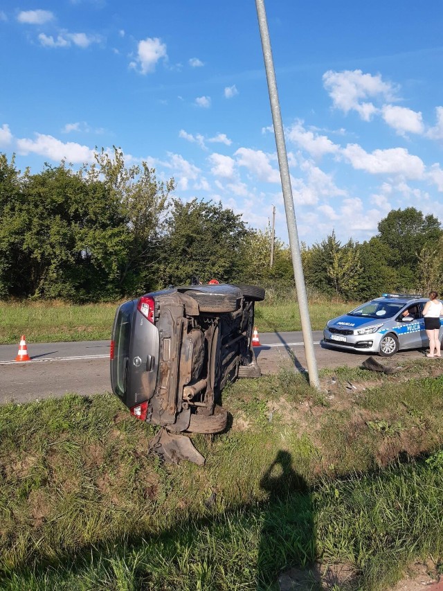 22-latka  jadąc zbyt szybko oplem, straciła panowanie nad samochodem i wypadła z drogi. Uderzyła w lampę i samochód przewrócił się na bok. Do zdarzenia doszło dzisiaj rano, 24 sierpnia, w Karsznicach, na łączniku w stronę trasy S8.