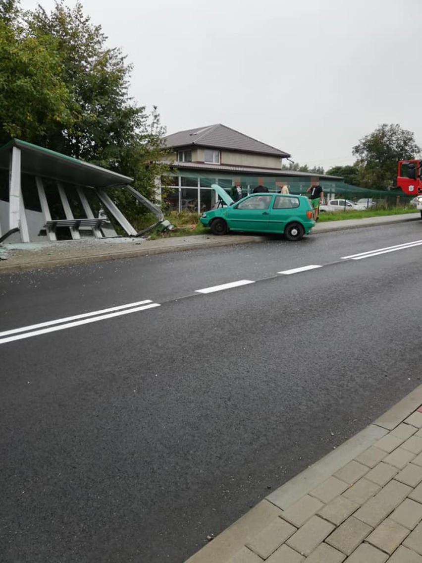 Z nieznanych przyczyn volkswagen polo zjechał z jezdni i...