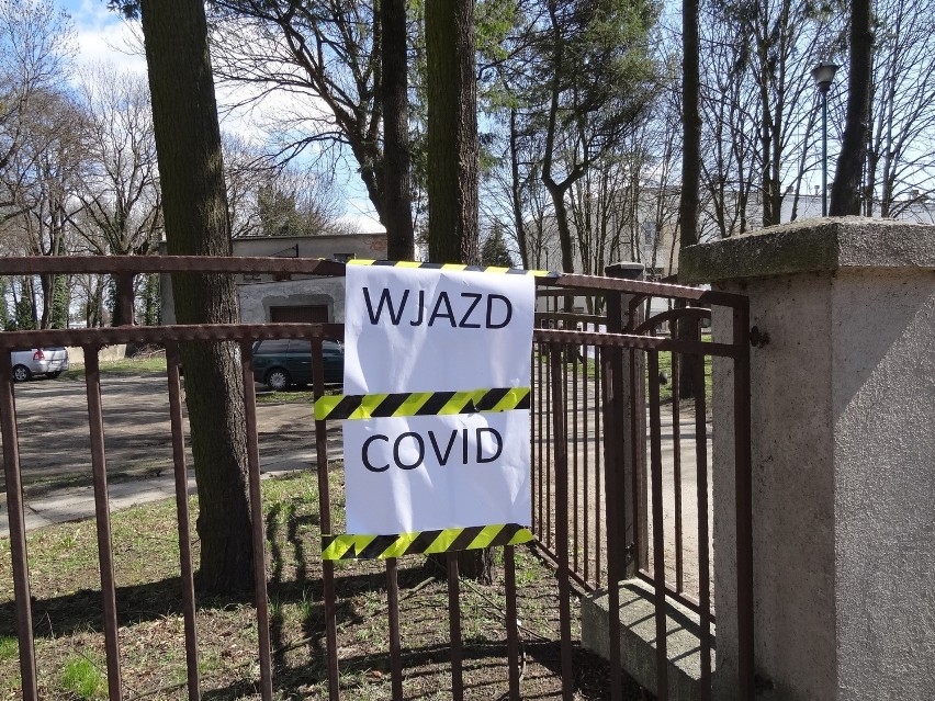 Potrzebne, ale przechodniów przeraża.