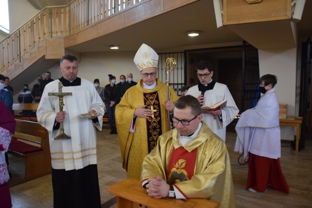 Dziś, 2 maja, odbyło kanoniczne  wprowadzenie ks. dr. Rafała Zielińskiego w urząd proboszcza. Zastąpi on odwołanego ks. Henryka Kołodziejczyka,