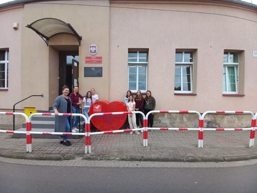 Serce na nakrętki przy SP Nądnia. Zbieraj nakrętki i...