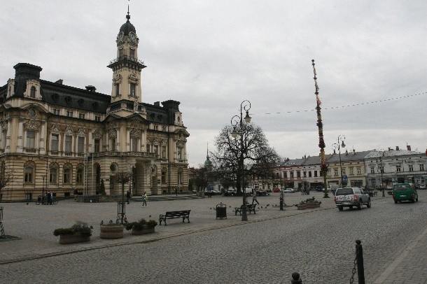 Palma wielkanocna stoi na sądeckim Rynku [ZDJĘCIA]